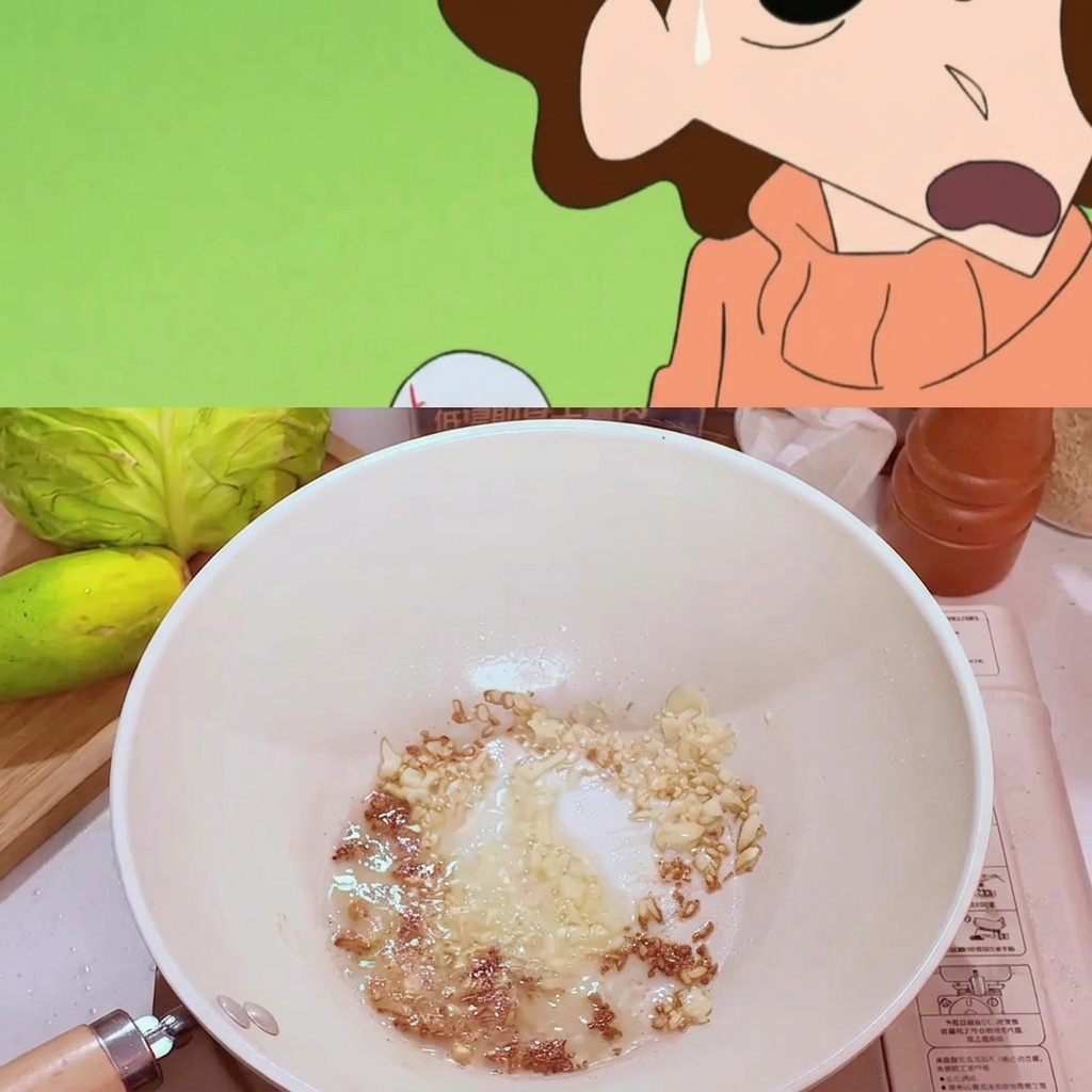Une cuillerée de pâte de miso mélangée à lail revenu dans la poêle.
