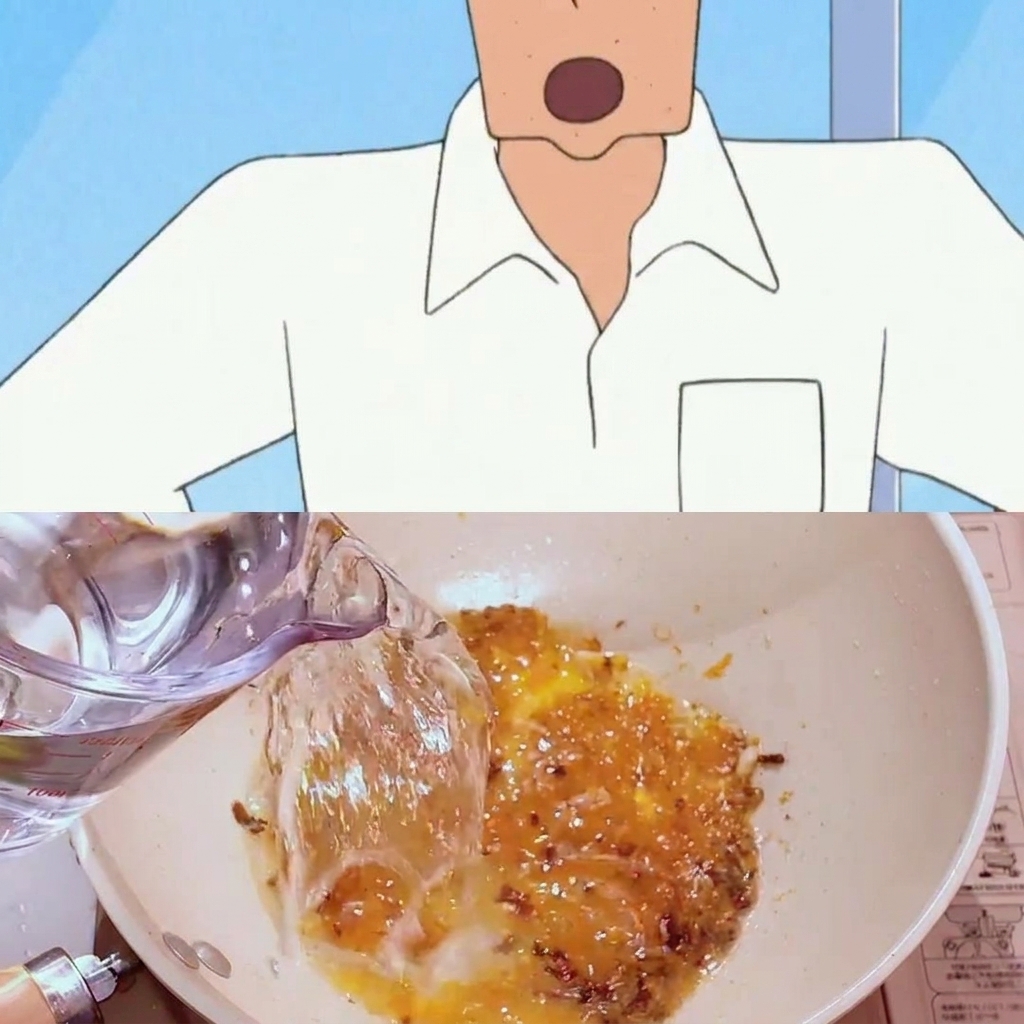 Du saké versé depuis un verre doseur dans la poêle avec le mélange de miso et dail.