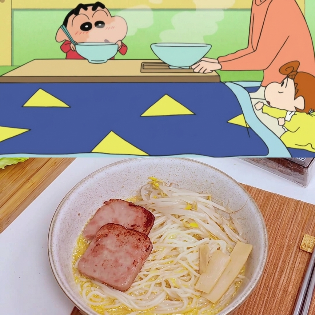 Un bol de ramen garni de luncheon meat, pousses de bambou, grains de maïs et une noisette de beurre fondant dans la soupe.
