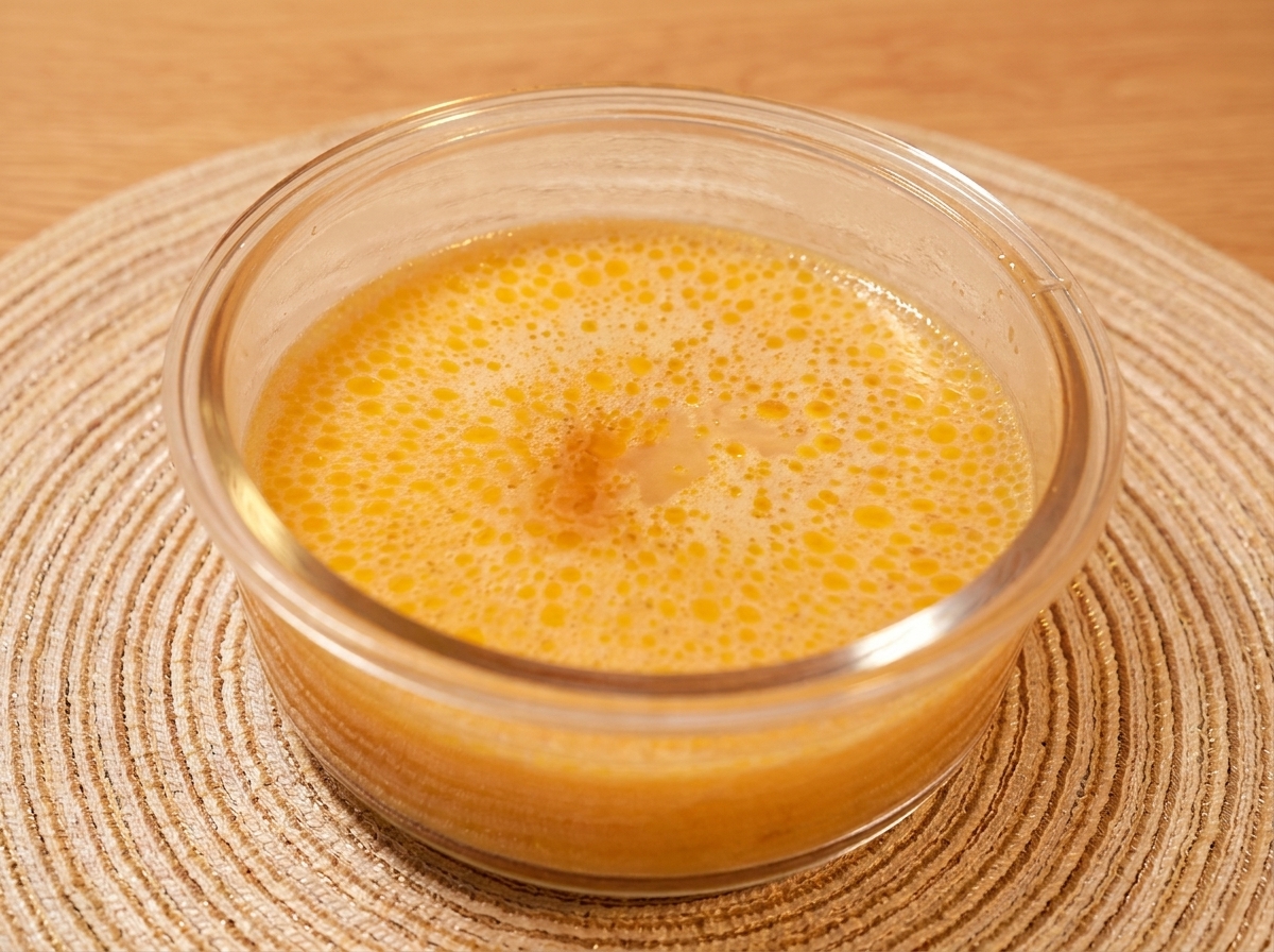 Pâte miso, sucre et mirin incorporés dans une casserole de bouillon dos riche.