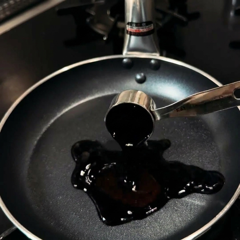 Sauce soja, mirin, sucre, dashi et eau versés dans une poêle.
