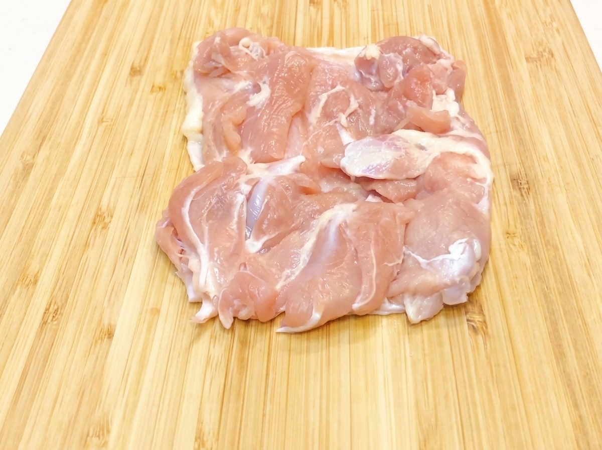 De lhuile de cuisson versée dans une poêle noire en cours de préchauffage.