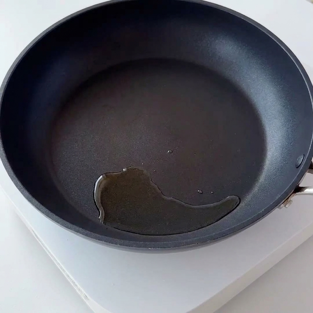 Le riz enrobé dœuf sauté dans une poêle chaude.