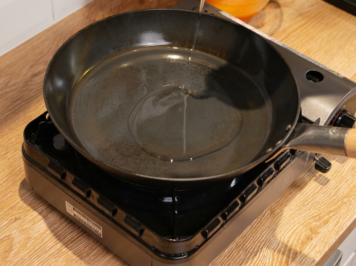 Des œufs brouillés fondants cuisant dans une poêle.