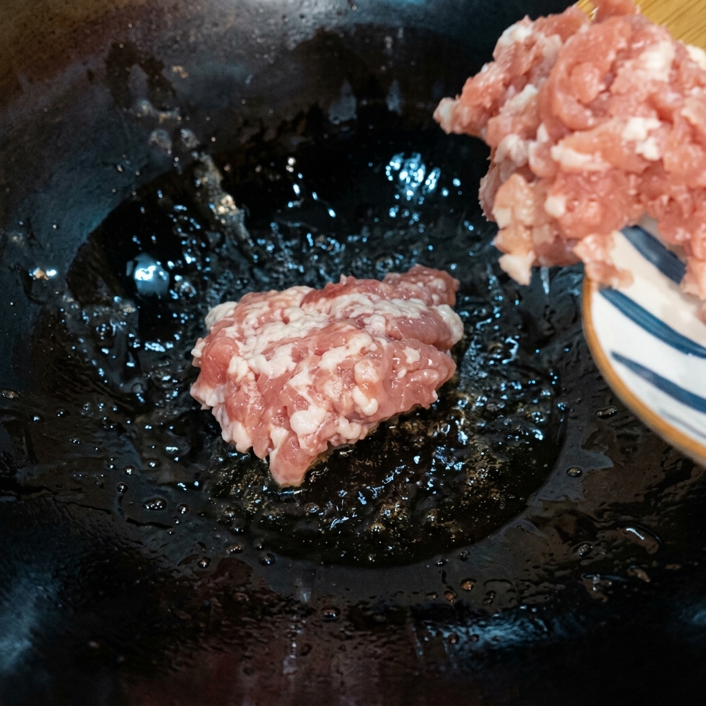 Viande hachée en train de dorer dans un wok chaud.