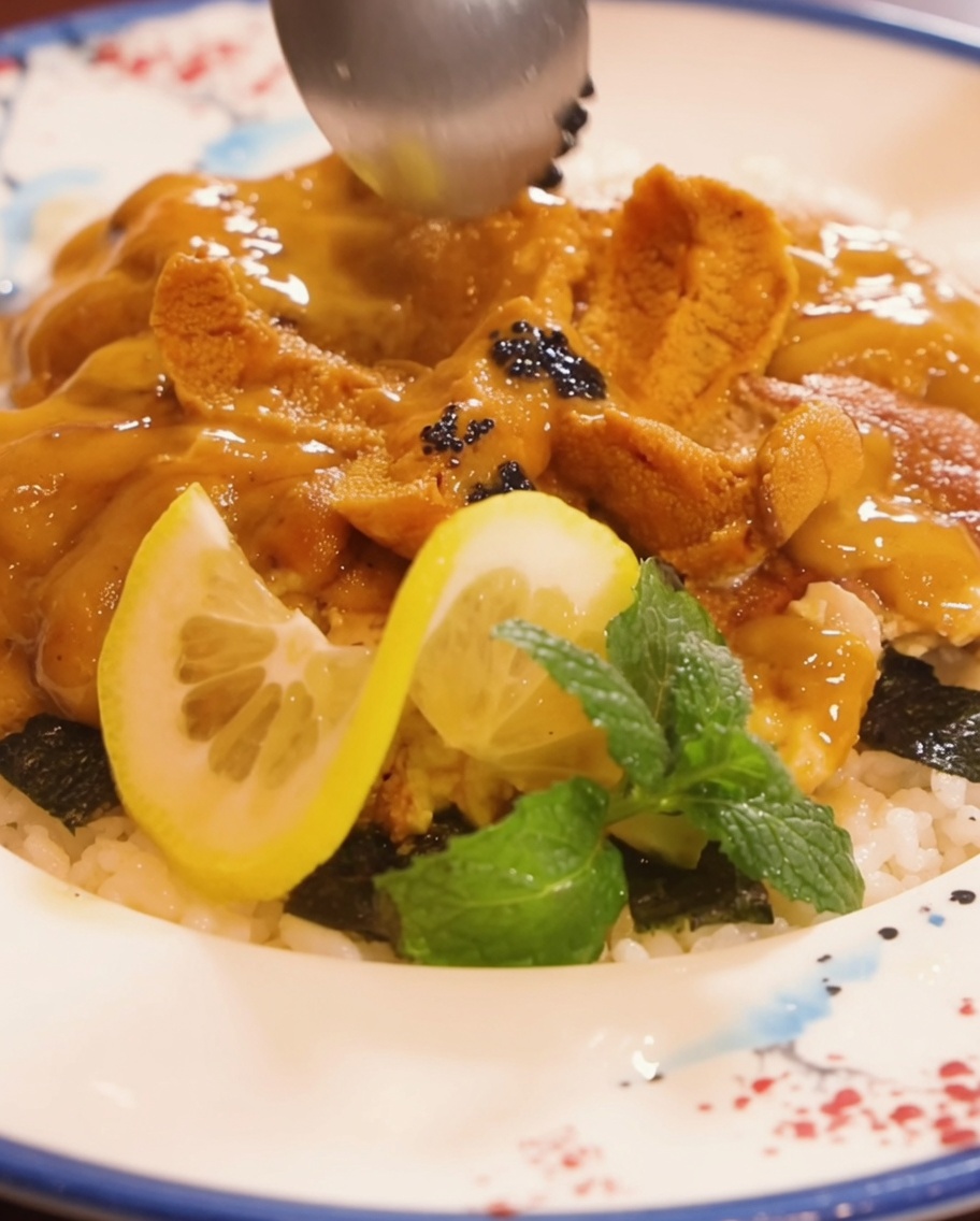 Gros plan sur une petite cuillère de caviar noir ajoutée au centre de loursin.