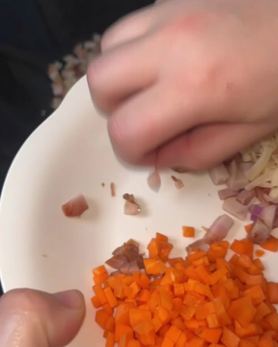 Le porc char siu et les pétoncles sautent dans le wok avec du saindoux.