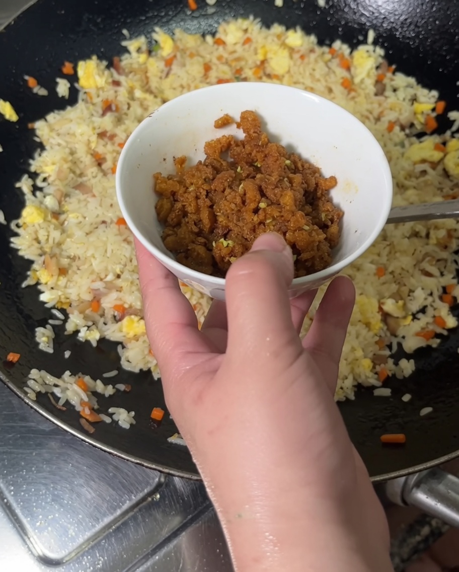 Luni cuit est délicatement ajouté au riz sauté.