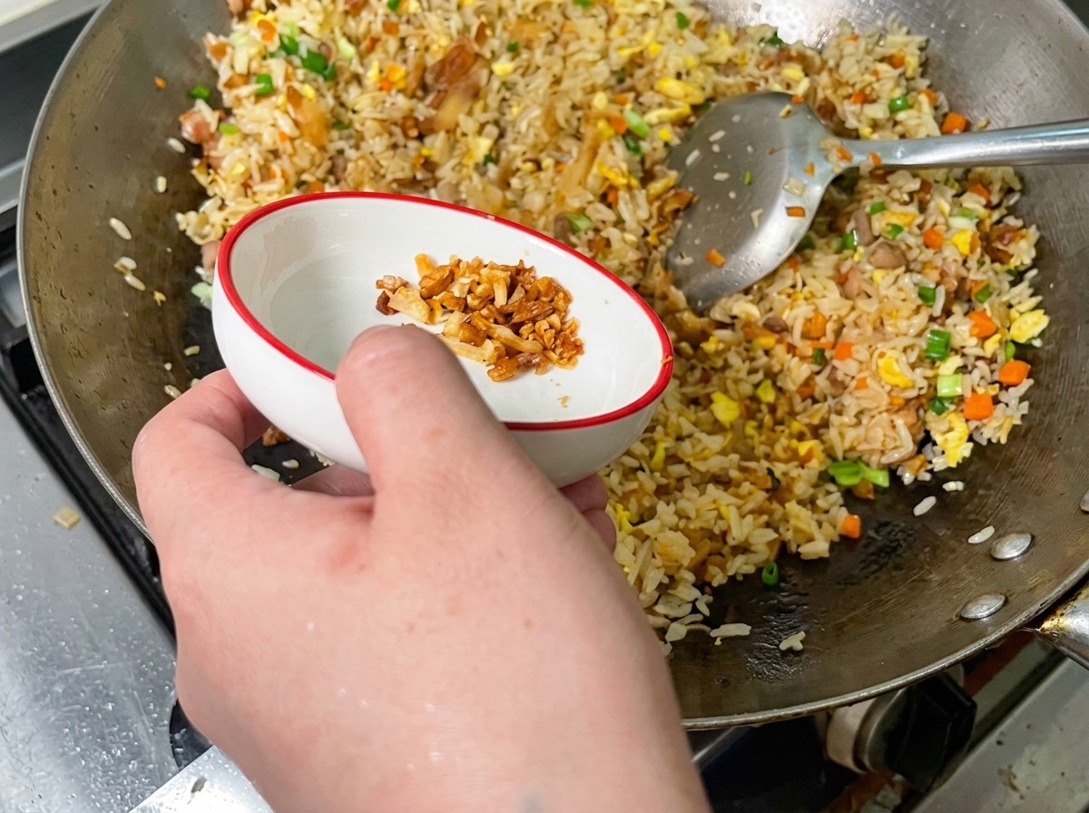 Les grattons de porc sont saupoudrés sur le riz.