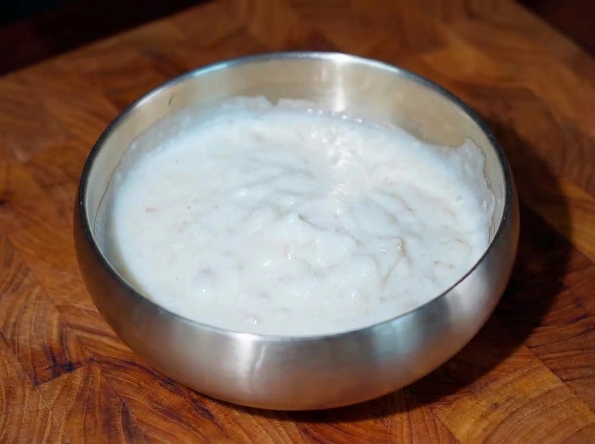 Segments de bœuf garnis de touches de sauce blanche.