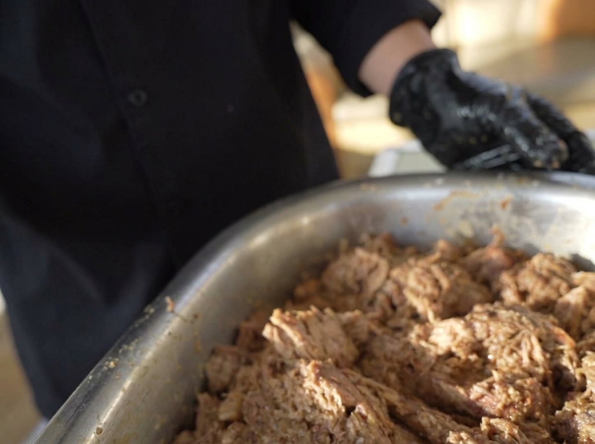 Mains façonnant la viande marinée en steaks ronds et épais.