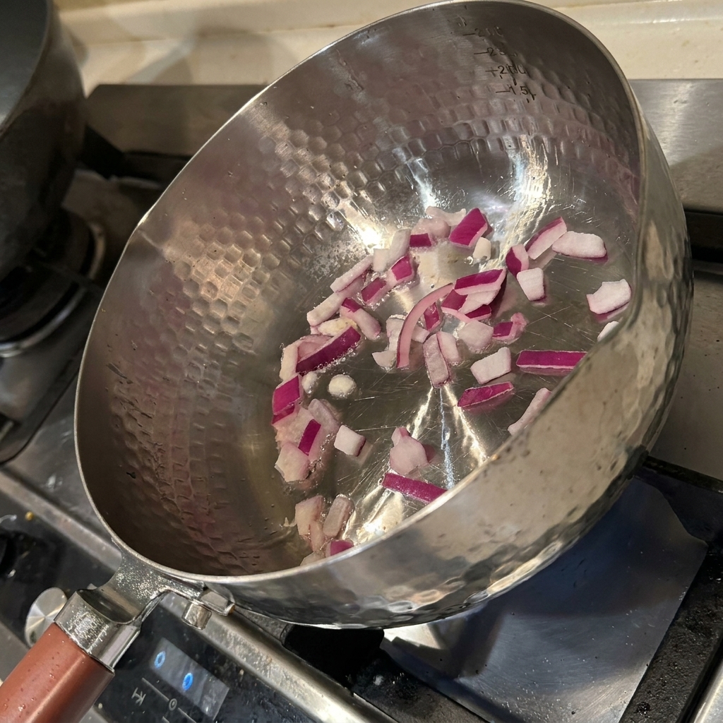 Morceaux doignons qui dorent dans une poêle chaude avec de lhuile.