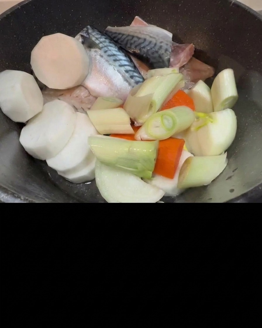Ajout du kimchi dans la casserole contenant le maquereau, le radis et les oignons verts.