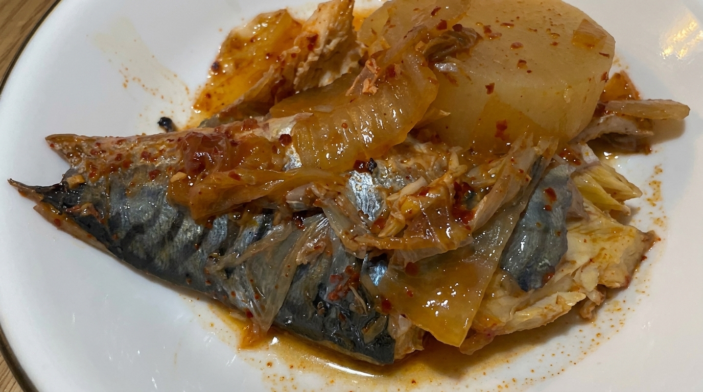 Maquereau braisé au kimchi et radis (Godeungeo Kimchi-jorim)