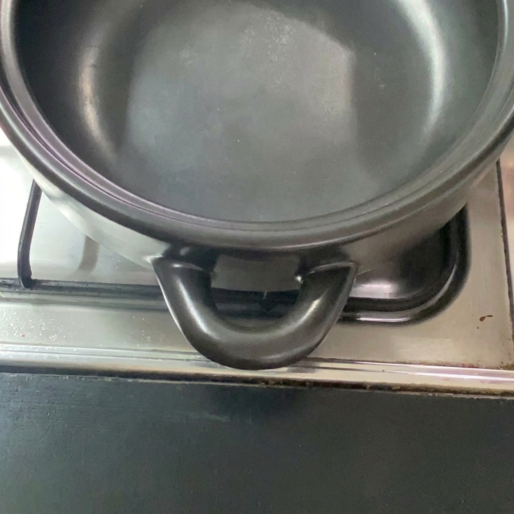 Gros plan sur des légumes colorés tranchés disposés dans une cocotte.