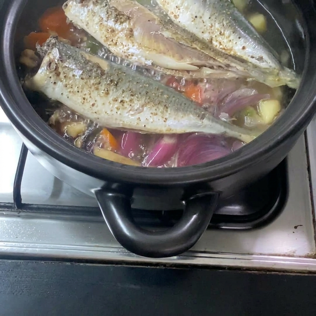 Le mélange de miso dilué versé dans la cocotte avec le poisson et les légumes.