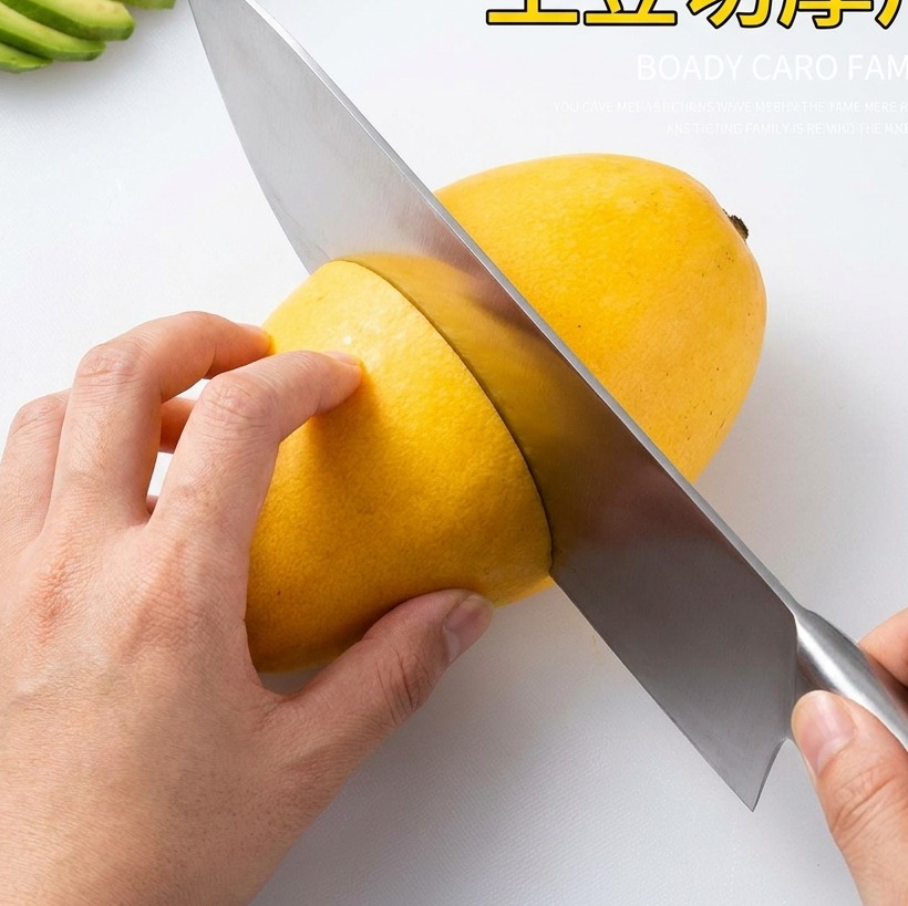 Tranches de pommes de terre épaisses sur une planche à découper.
