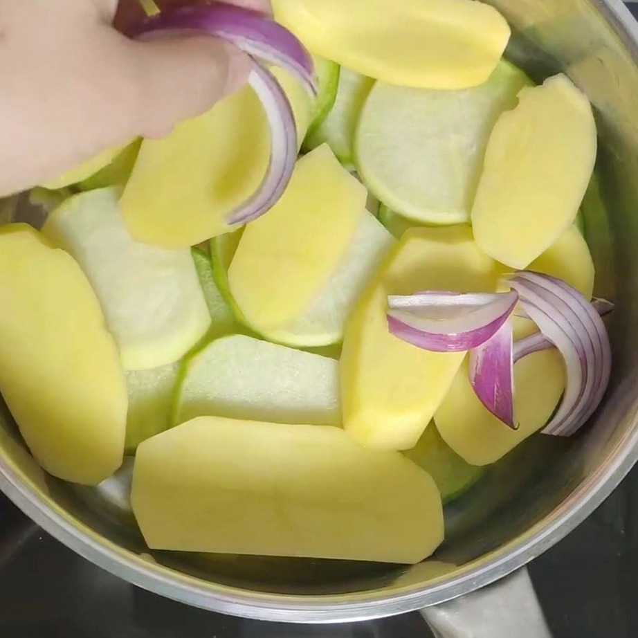 Ajout des morceaux doignon rouge sur les pommes de terre.