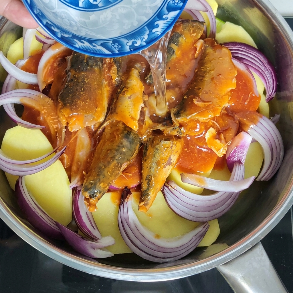 Eau versée dans la casserole avec les autres ingrédients.