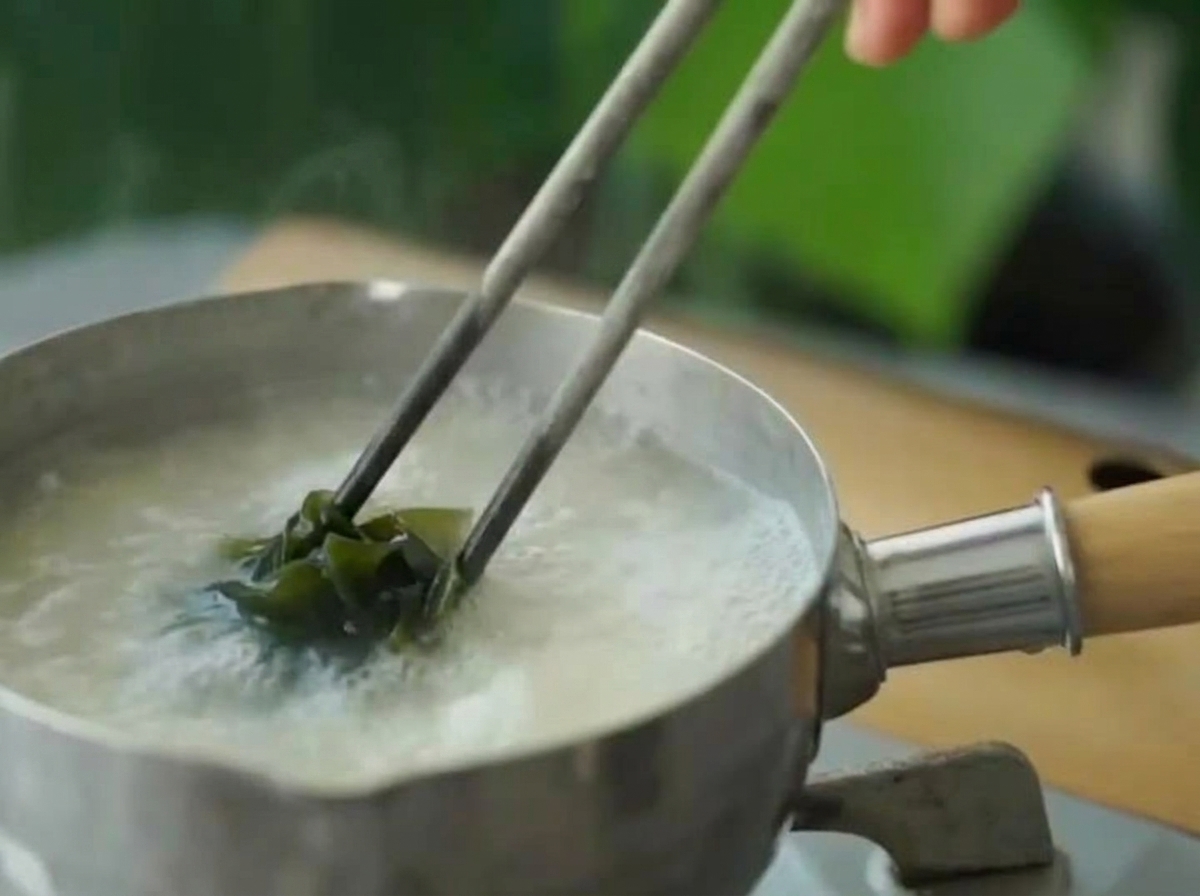 Wakamé réhydraté ajouté dans la soupe.