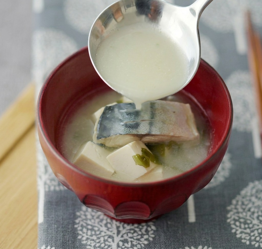 Soupe miso servie dans un bol en céramique rouge.