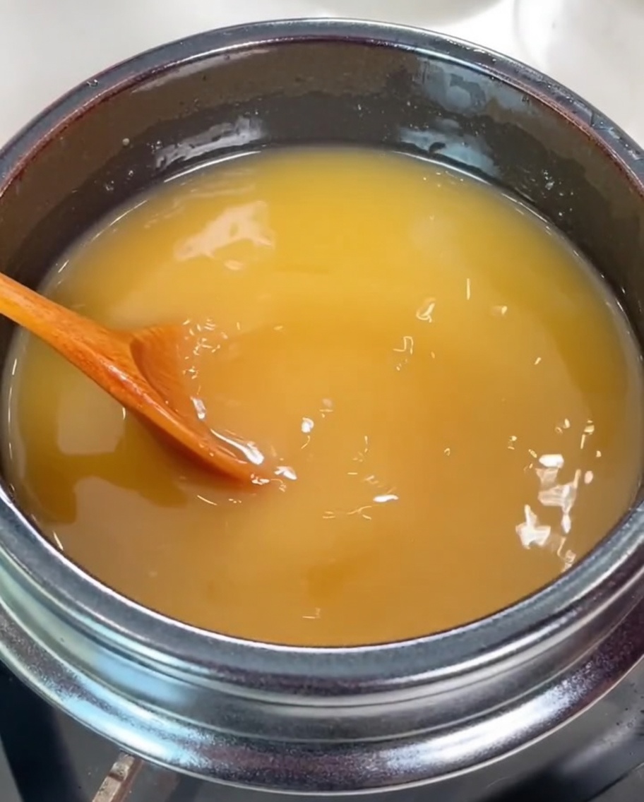 Des palourdes fraîches et nettoyées étant ajoutées dans le bouillon assaisonné frémissant.