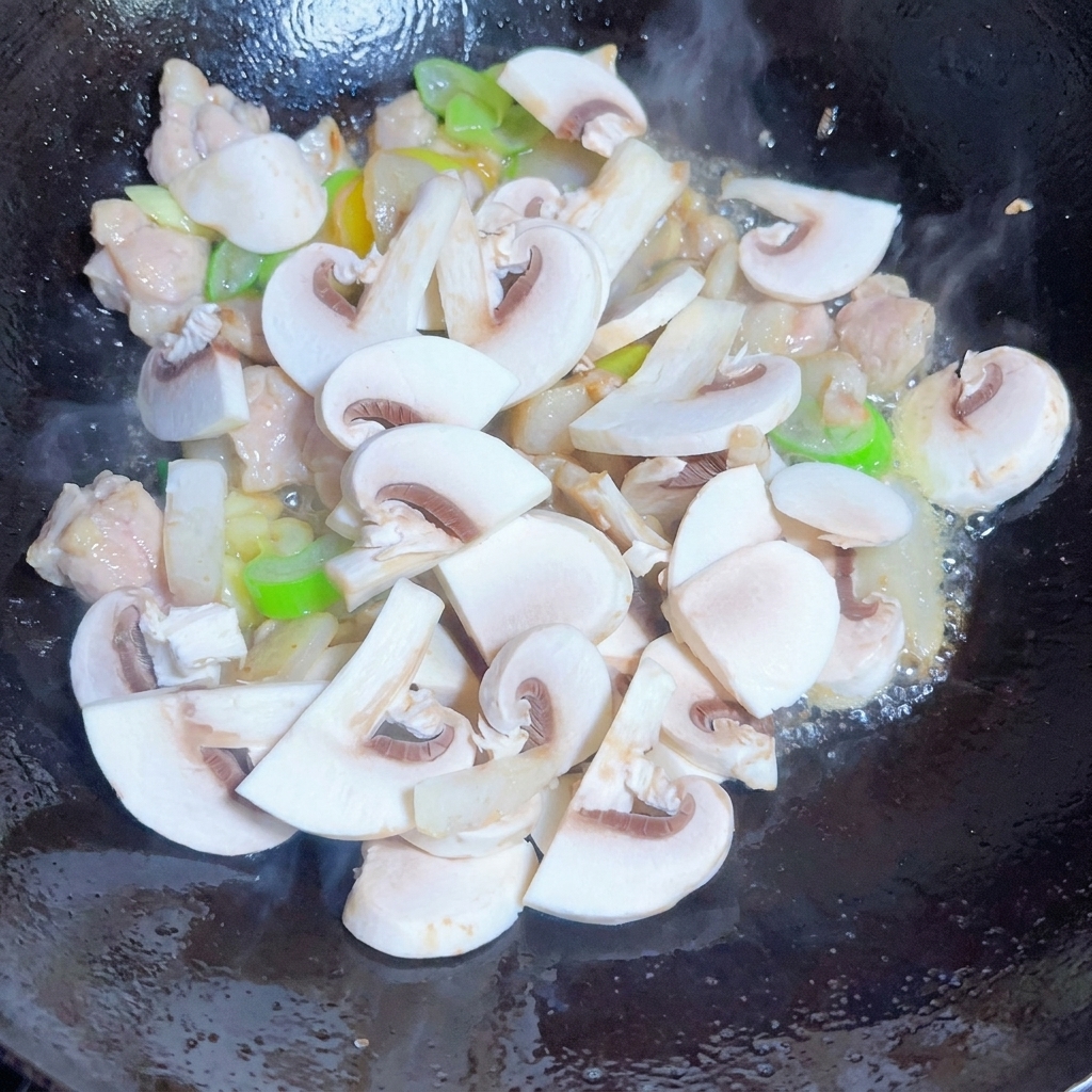 Mélange de champignons, oignons et pousses de soja sautés avec des épices.