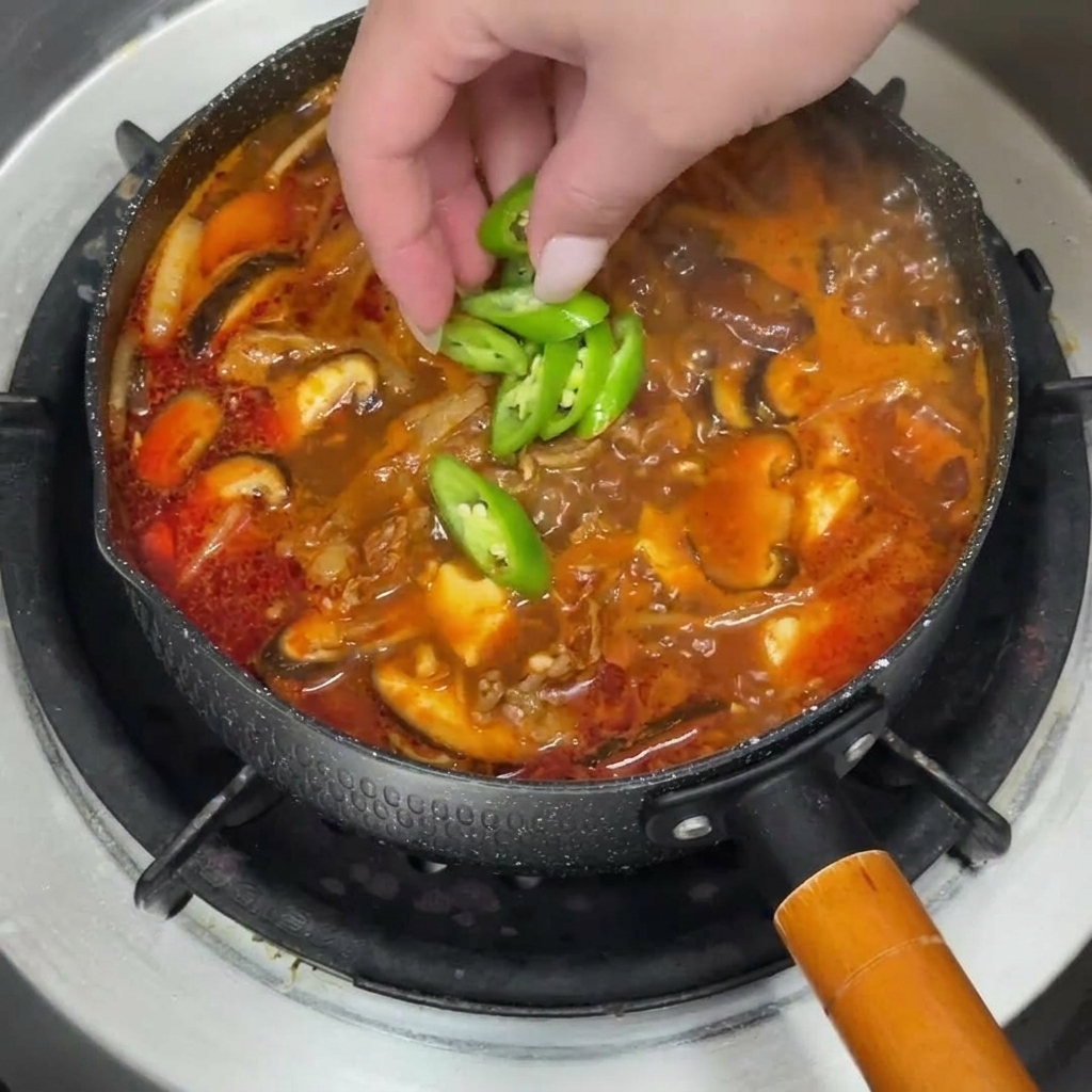 Ragoût garni de tranches de piment vert et de ciboules fraîches.