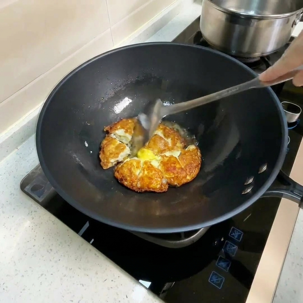 Eau chaude versée dans le wok avec les œufs frits, créant de la vapeur.