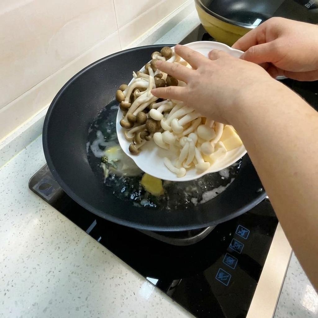 Champignons de Paris, champignons crabes et cubes de tofu ajoutés à la soupe frémissante.