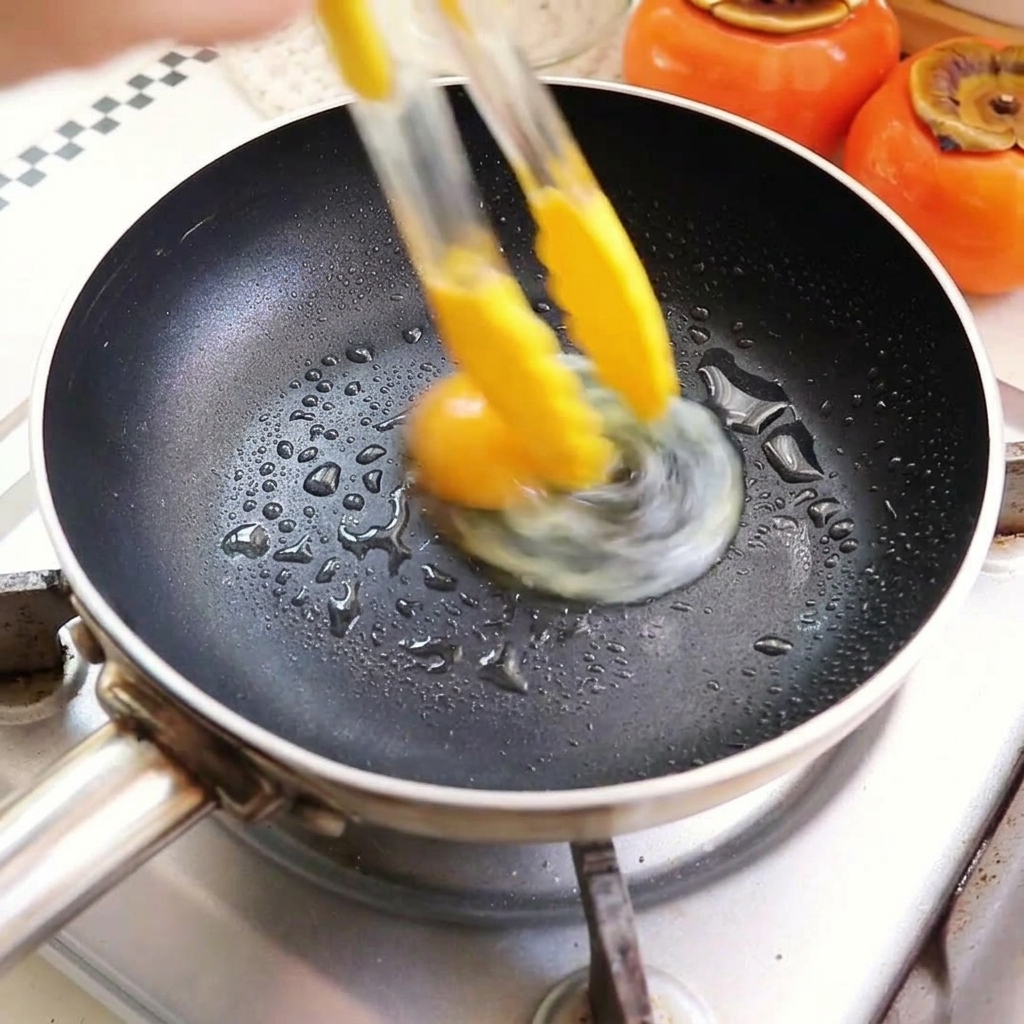 Œufs en train de frire dans une poêle avec de lhuile chaude.