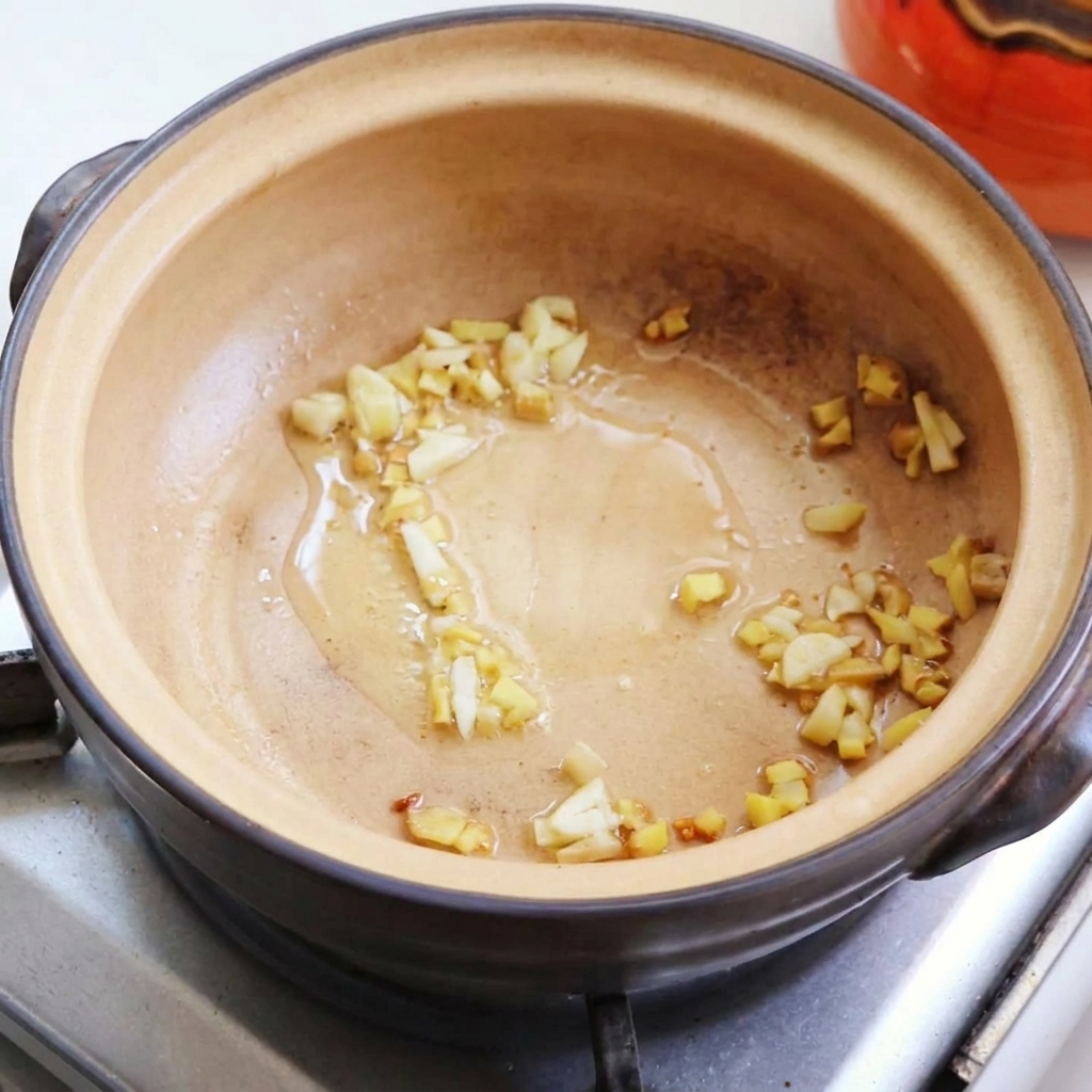 Morceaux dœuf frit transférés dans le pot dargile.