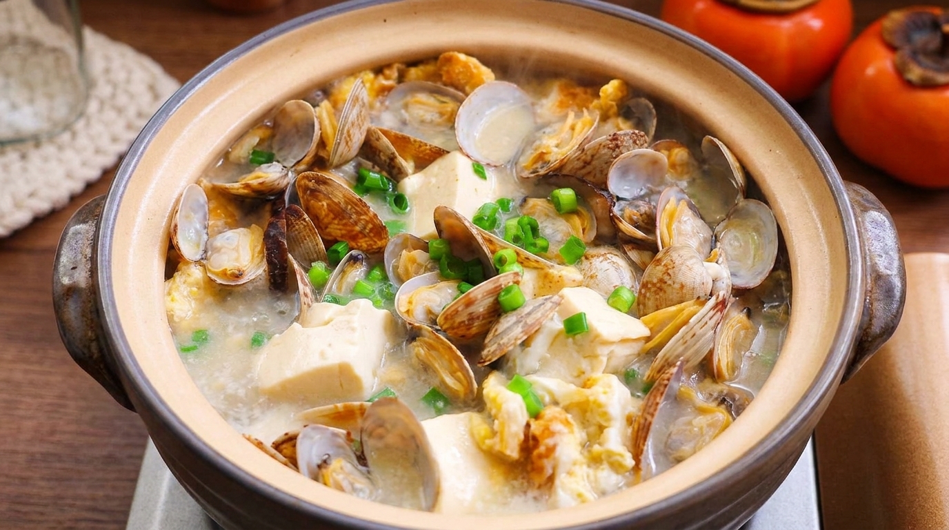 Soupe savoureuse de palourdes et tofu en pot d'argile