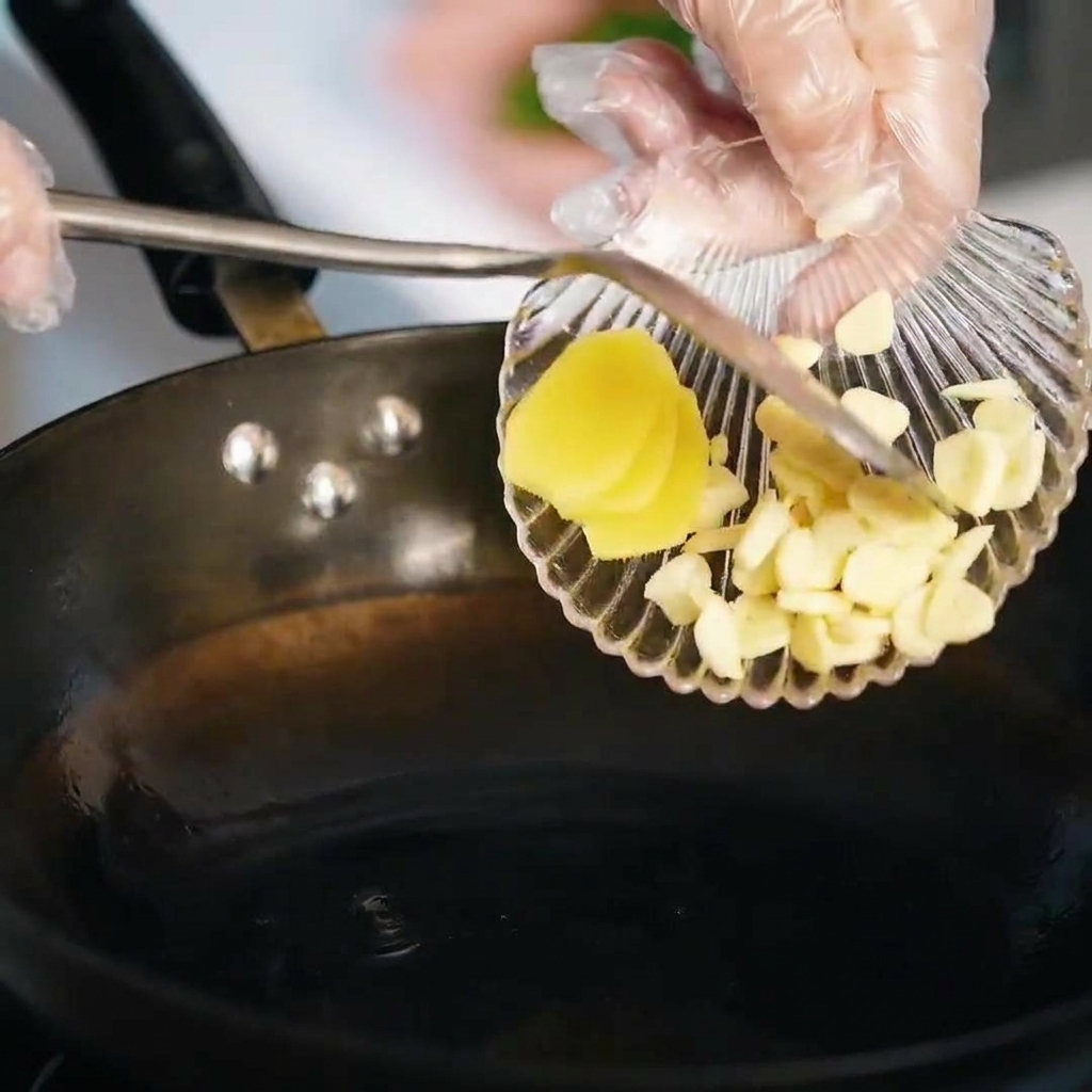 Ail et gingembre émincés sautés dans du saindoux fondu.