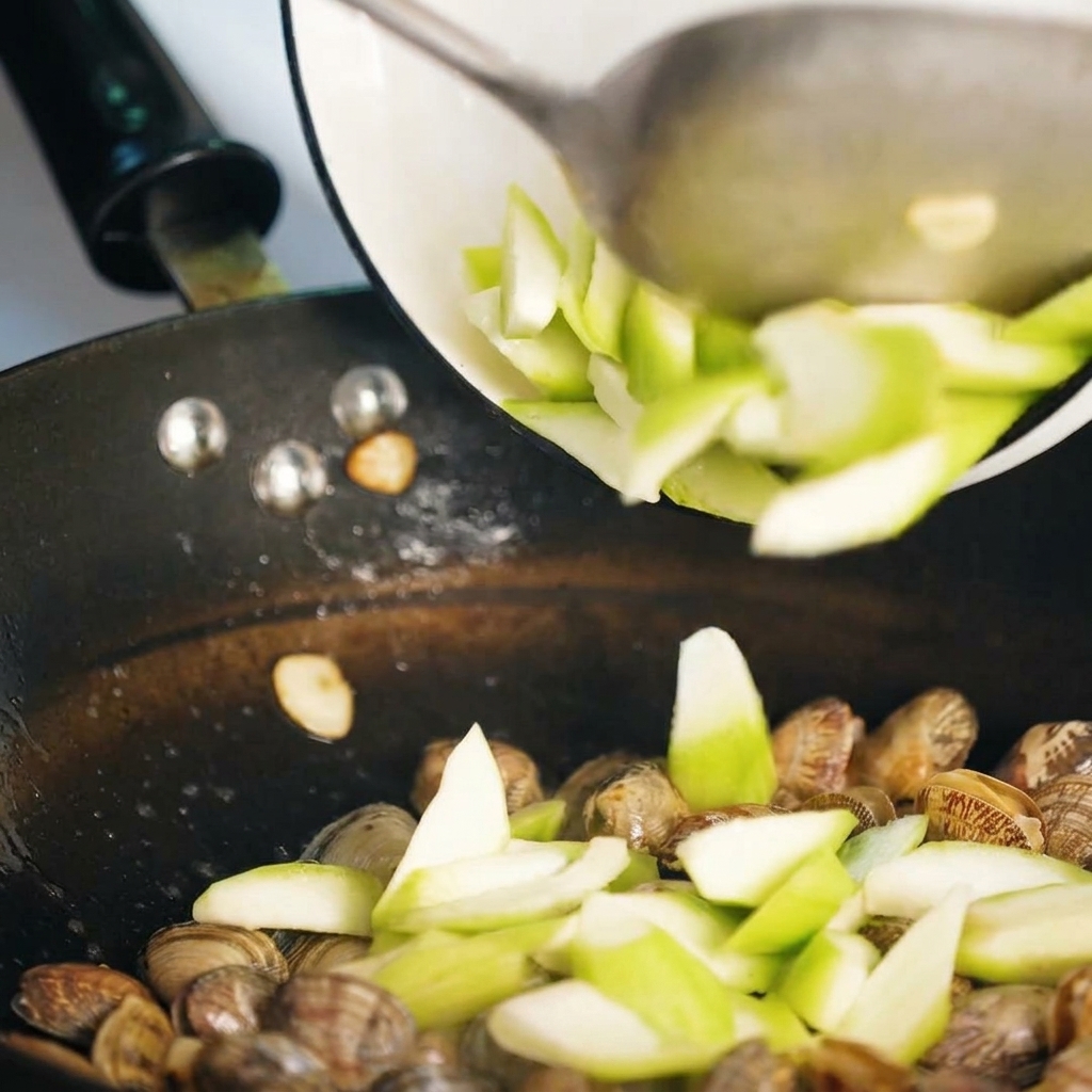 Tranches de luffa sautées avec les palourdes.