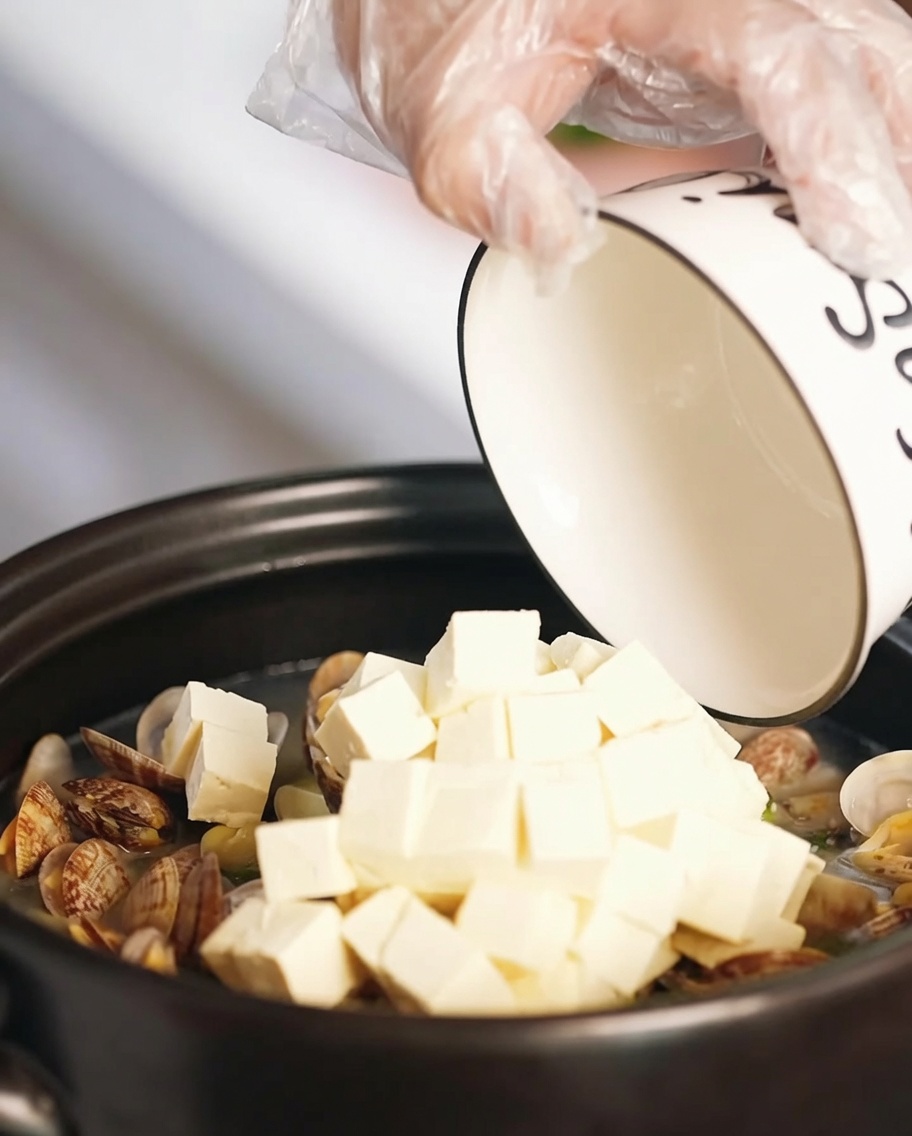 Dés de tofu et morceaux dœuf frit ajoutés à la soupe.