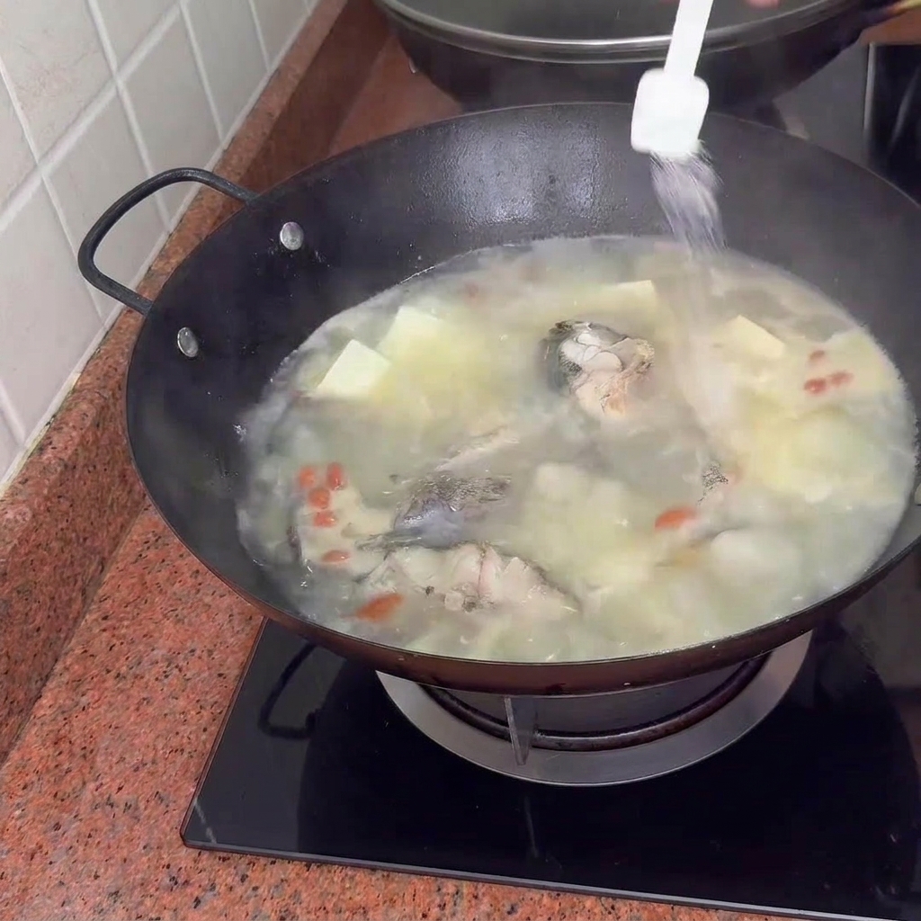 Assaisonnements ajoutés à la soupe pendant quelle mijote avec le tofu et les baies de goji.