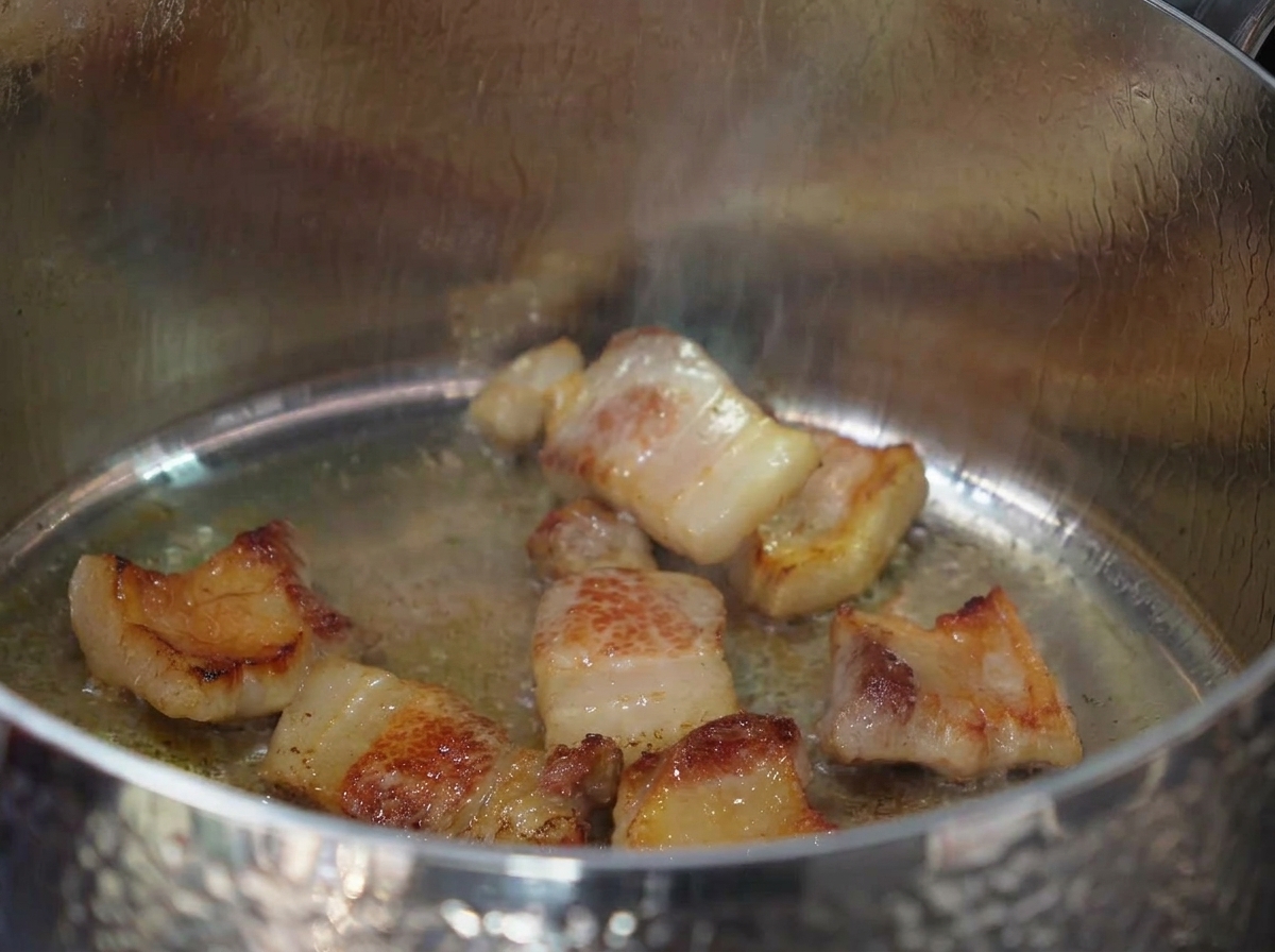 Ail haché incorporé dans le gras de porc fondu et la viande dorée.