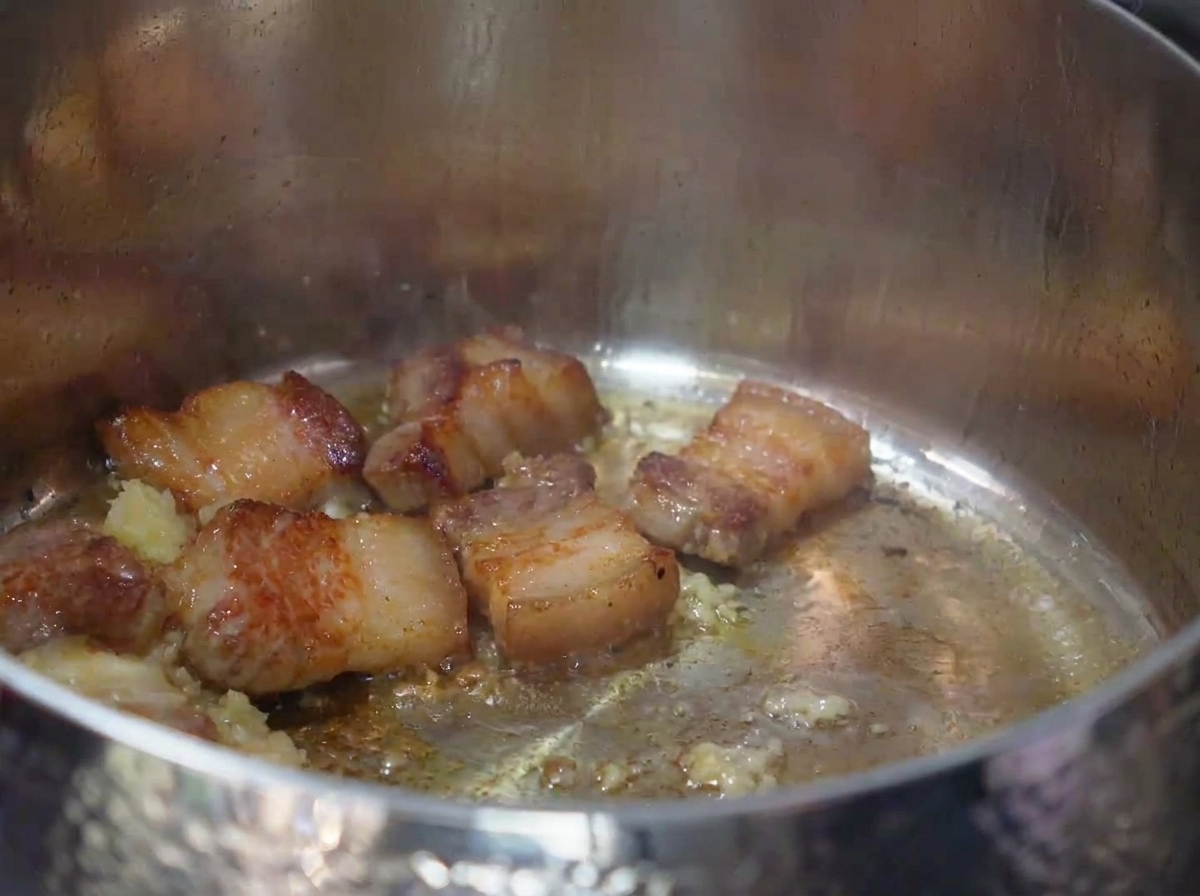 Kimchi haché incorporé à la marmite avec le porc doré et lail.