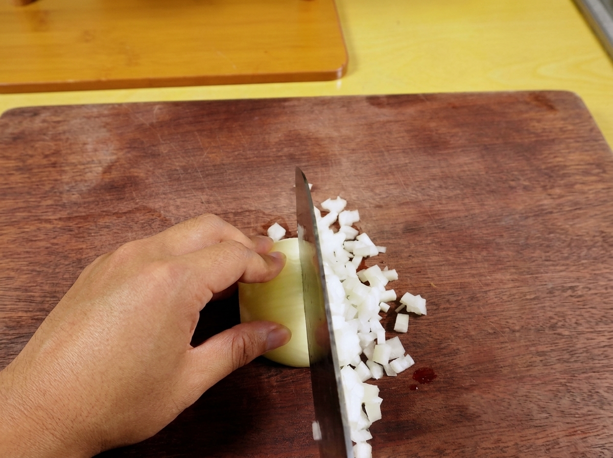 Piment vert frais en cours de hachage sur une planche.
