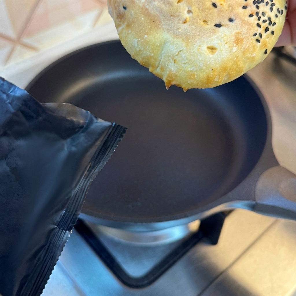 Pains à burger dorés à la poêle.