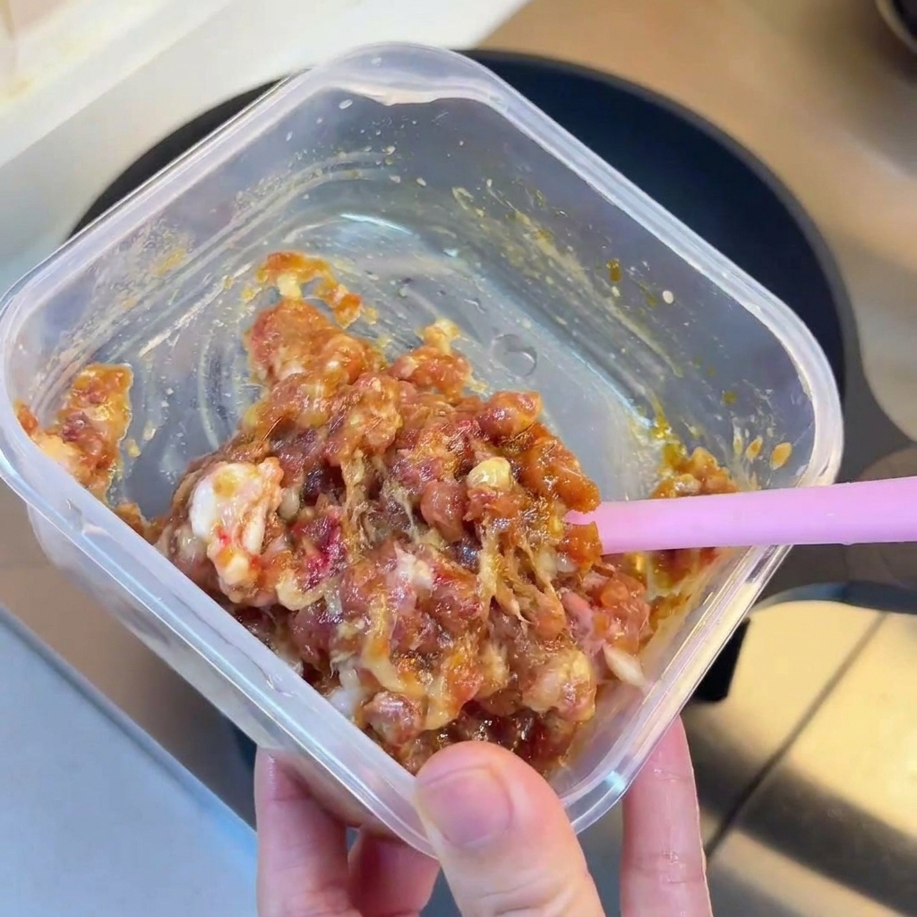 Viande hachée en train de dorer dans une poêle.