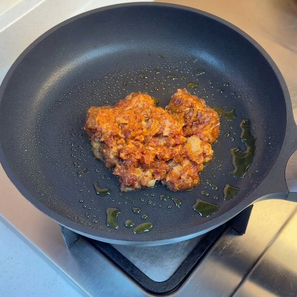 Viande hachée sautée avec oignons, poivrons et piment.