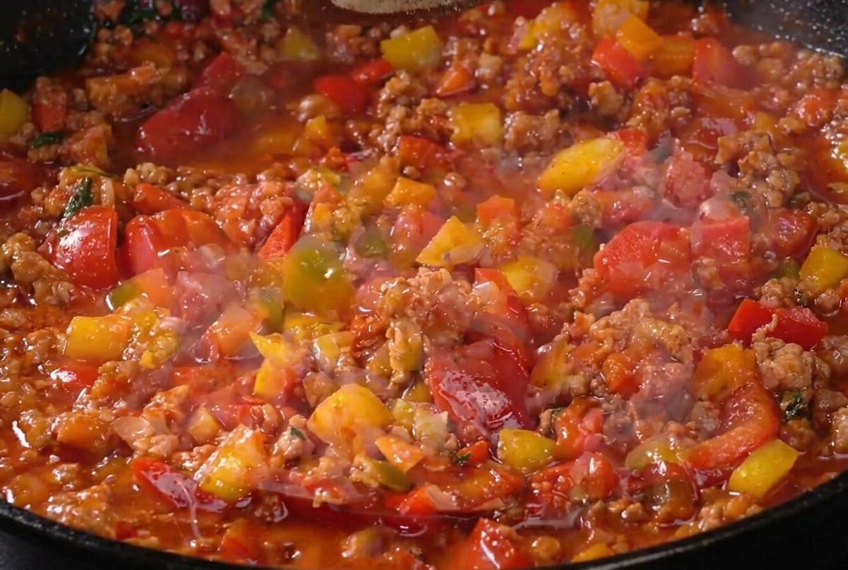 La sauce à la viande en train de mijoter, montrant une texture riche et épaisse.