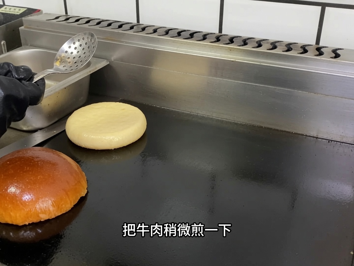 Un steak haché cru sur une plaque chauffante.