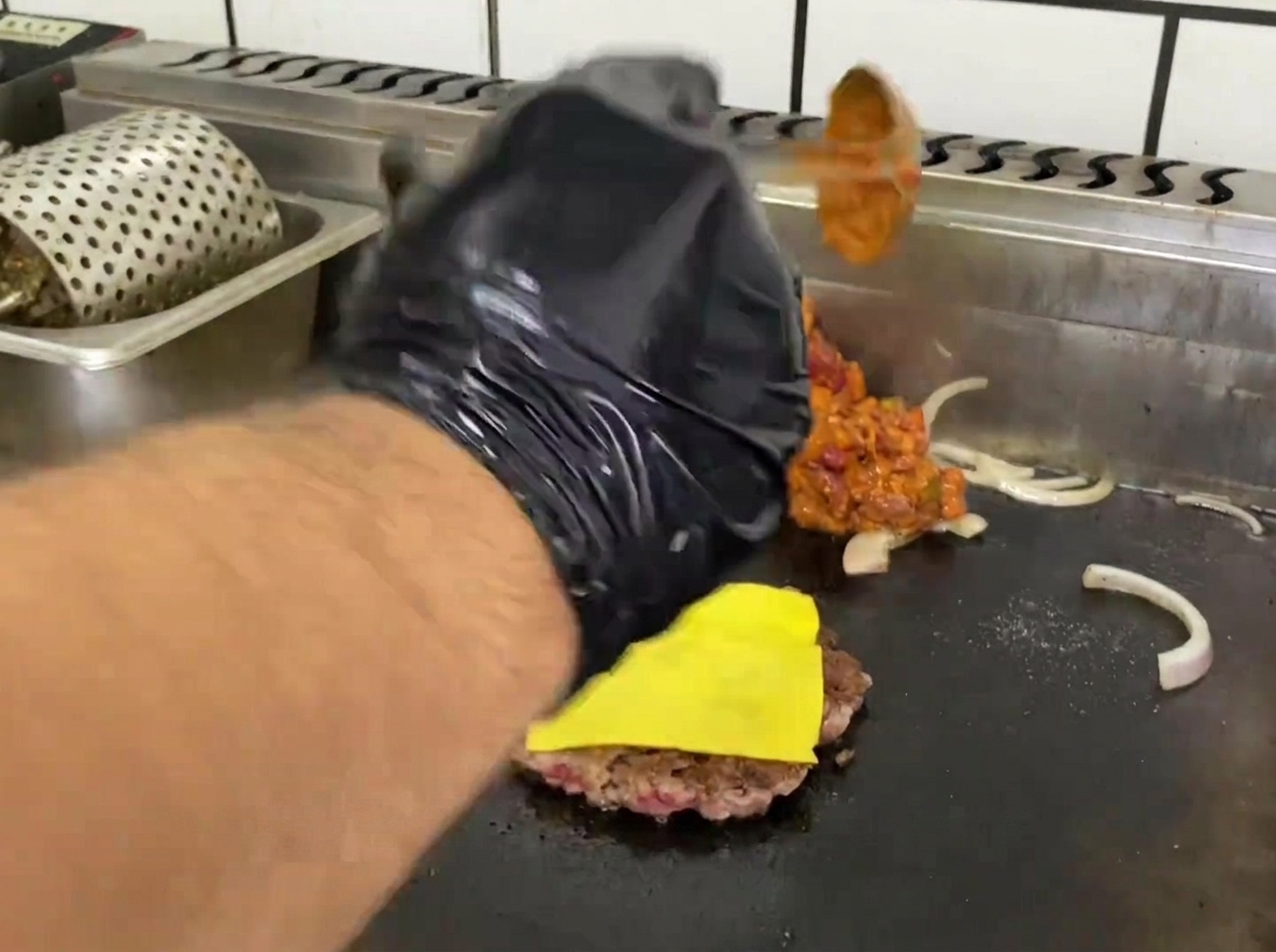 Sauce chili mexicaine chauffant sur une plaque à côté du steak.