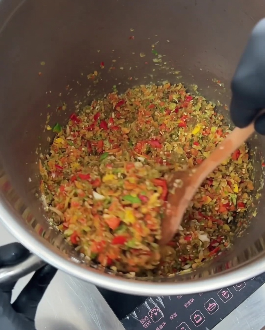 Haricots rouges et grains de maïs dorés incorporés au mélange de légumes sautés.