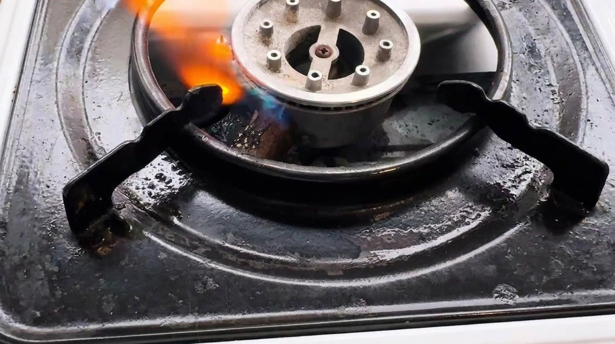 Le mélange piment-ail grésillant dans une poêle chaude avec de lhuile, créant une base parfumée pour la sauce.