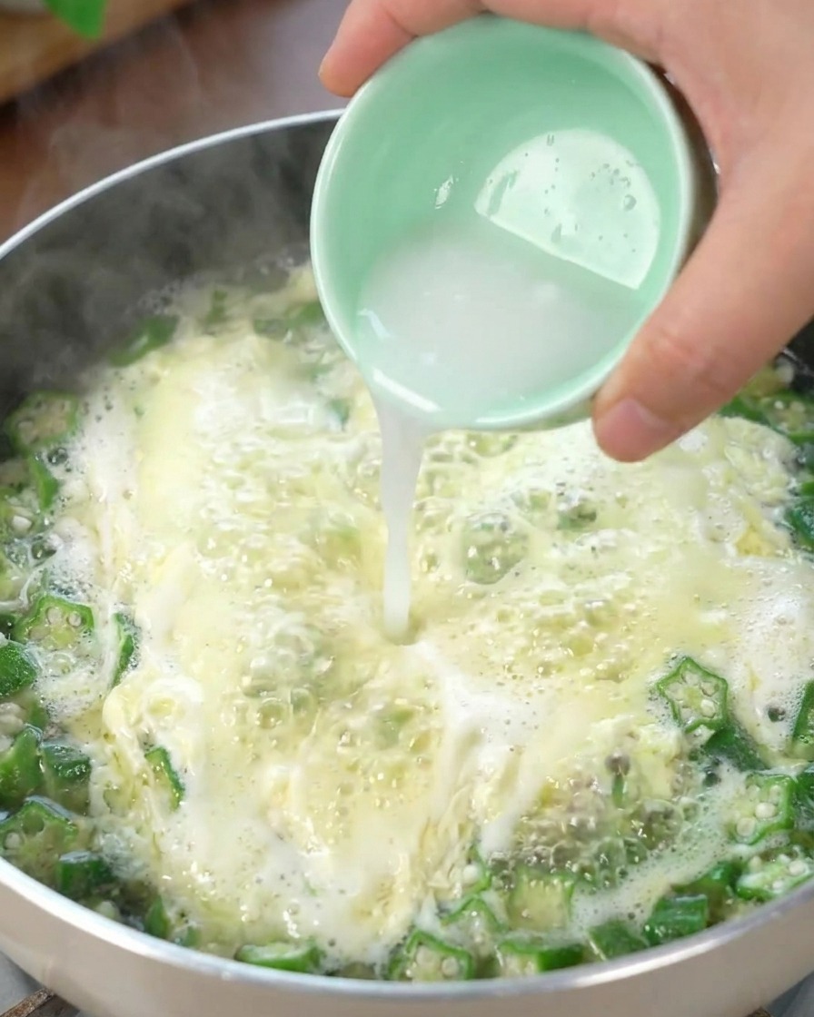 Mélange deau et de fécule versé dans la soupe bouillante.