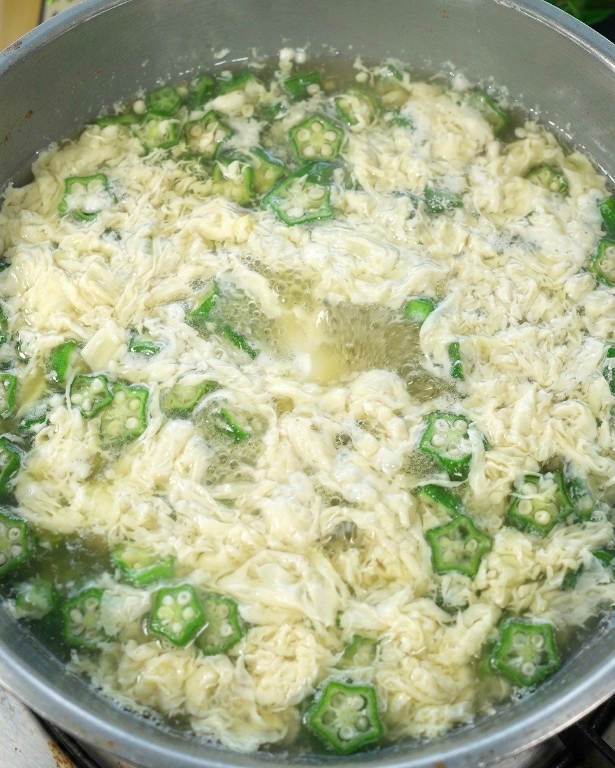 Soupe au gombo et aux œufs dans la casserole, prête à être servie.